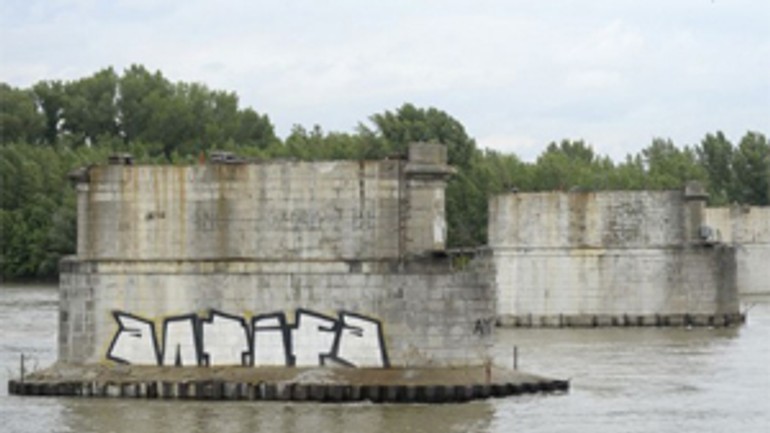 Piliere starého mosta nezačali stále rozoberať - starymost_piliere