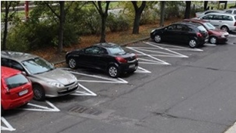 Poslanci karlovej vsi prerokujú petíciu proti rezidenčnému parkovaniu - parking karlovka2