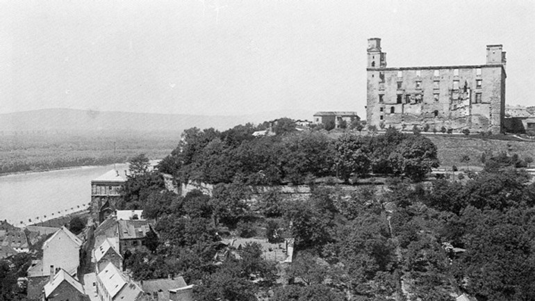 Výmysly nepomôžu imidžu bratislavy! - 201029 pamatnik1