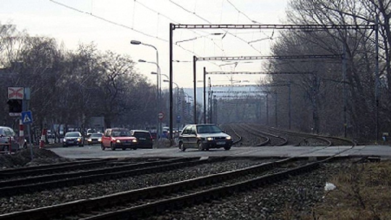 Mladého cyklistu zrazil včera na ivanskej ceste vlak - ivanska_priecestie