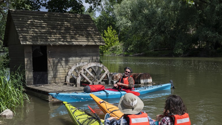 Na snímke vodáci oddychujú počas splavu pri drevenom korze nad vodnou hladinou na nábreží Malého Dunaja v obci Zálesie