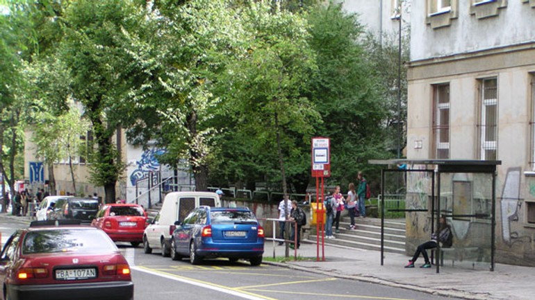Parkovanie áut pri zastávkach mhd zostáva problémom - Parkovanie6
