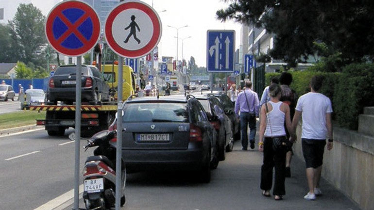 Chodník na pribinovej, ktorý nikam nevedie, už vlastne nie je pre chodcov - Chodnik1