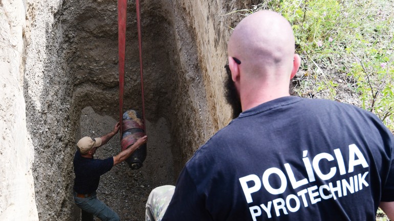 Zneškodnenie leteckej bomby v areáli ministerstva vnútra pri bratislavských Rusovciach