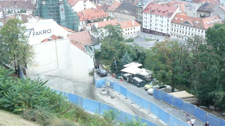 Priamo pod hradom vyrastie nový dom - Beblaveho1