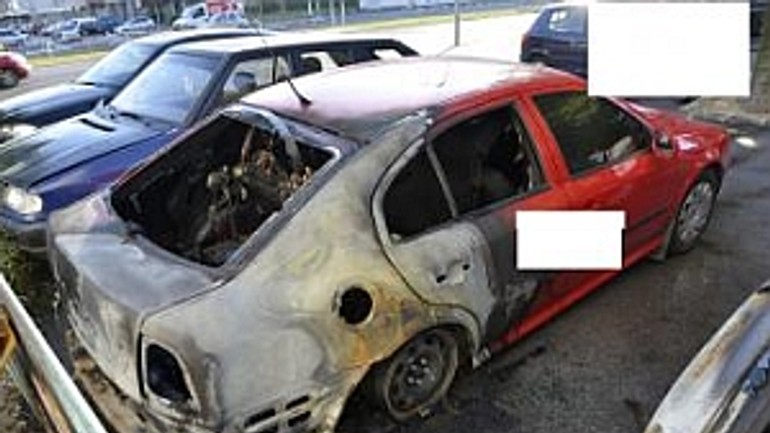 Na tehelnom poli vo štvrtok nad ránom horeli autá - Auta1