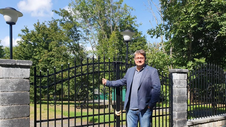 Stanislav Vlkovič pri zvieracom cintoríne Borievka