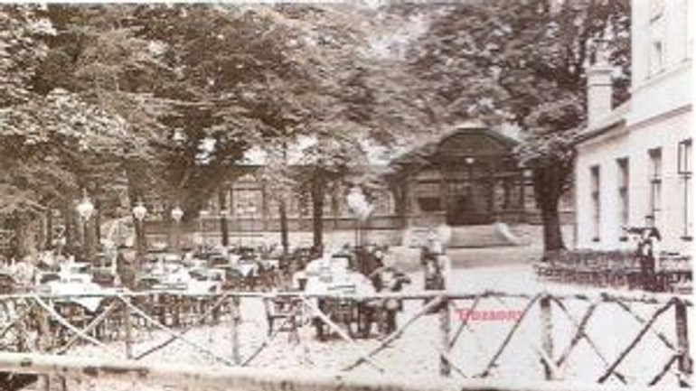 Na železnej studničke bývali aj tanečné večery - zelezna_kedysi1