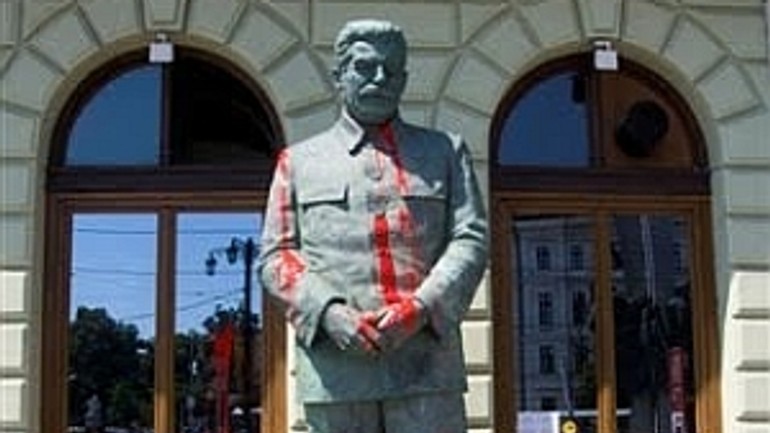 Ktosi oblial červenou farbou sochu stalina pre sng - Stalin1