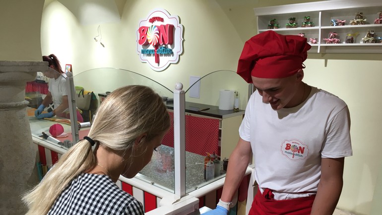 Výrobu lízanky sme si vyskúšali aj my v redakcii