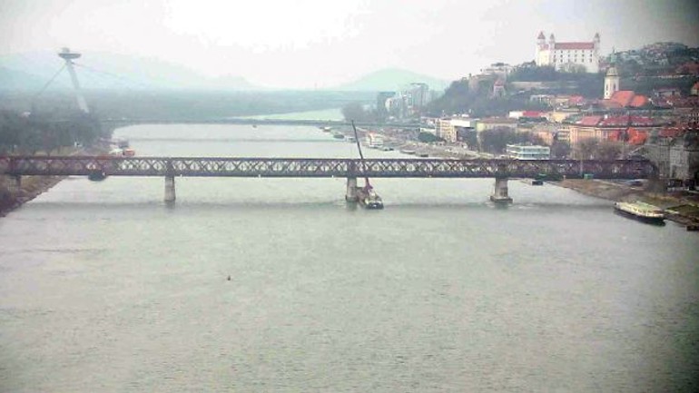 Všetky lode plávajú len cez jeden mostný otvor starého mosta - most_07022014_1