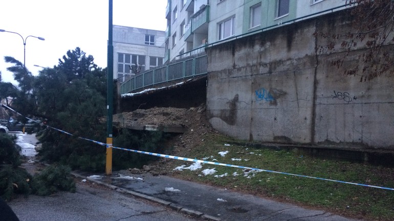 Zrútený oporný múr na ulici Ľudovíta Fullu