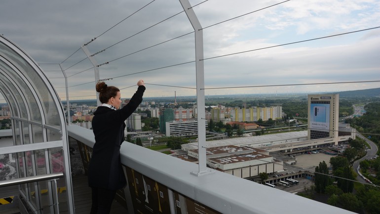 Vyhliadka na Moste SNP -  drôty nie je ťažké roztiahnuť