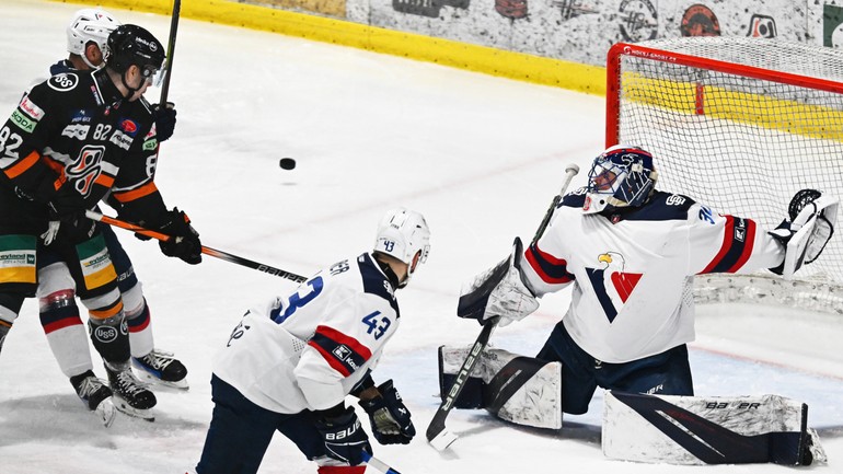 Dávid Kohút, Patrik Maier a brankár Denis Godla počas zápasu.