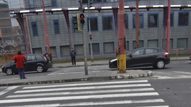 Na prievozskej ulici opravovali pat a mat obrubníky - prievozska3