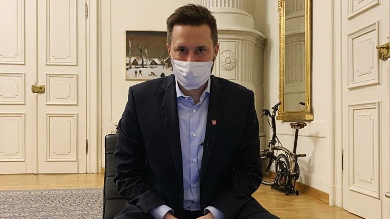 Matúš Vallo s rúškom