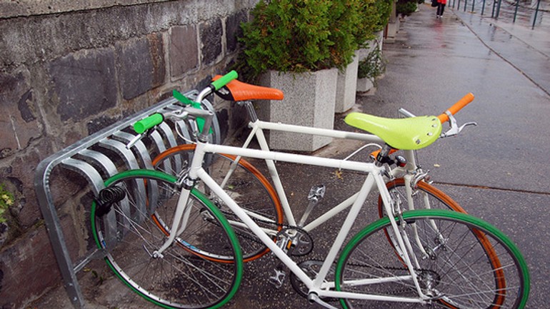 V rači pribudli tri nové stojany na bicykle - Stojany1