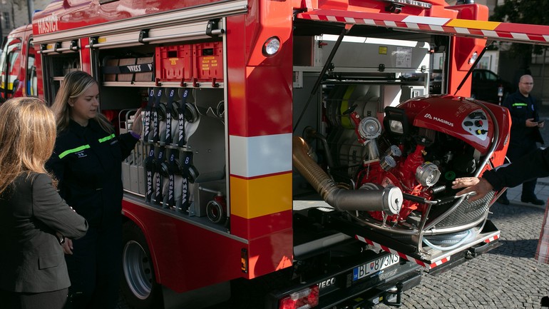 Veliteľka hasičov Jana Dobrovičová pri menšom aute Iveco Daily