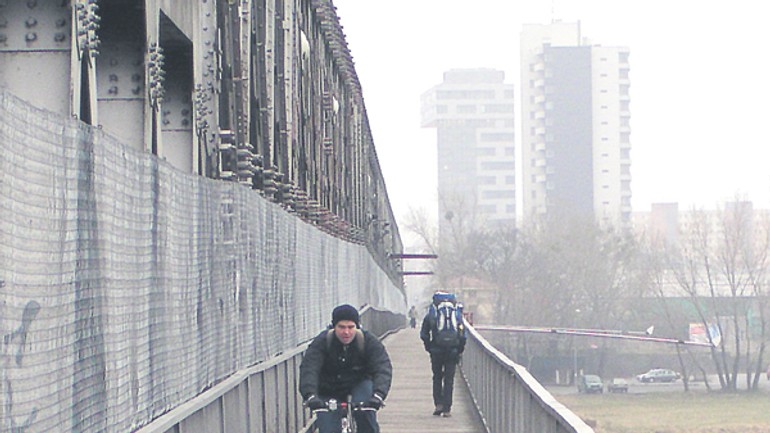 Starý most otvorili chodcom a cyklistom - Lavka1