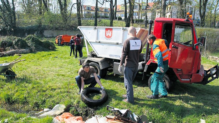 V prűger-wallnerovej záhrade upratovali dobrovoľníci - prugerka_brigada
