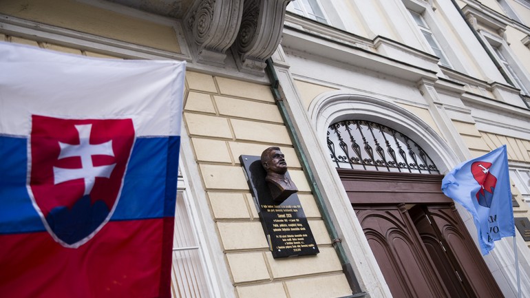 Busta Samuela Zocha na budove NRSR na Župnom námestí 