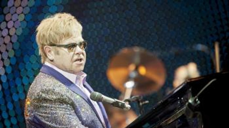 Bratislava si s eltonom johnom zaspievala crocodile rock - Elton john1