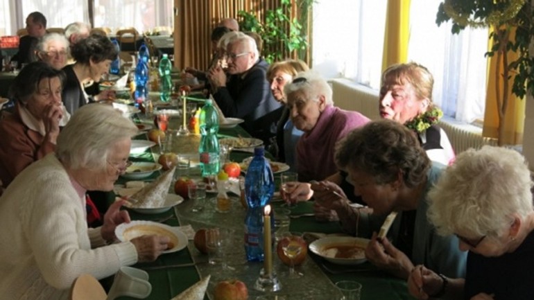 K slávnostnému stolu zasadne spolu 40 osamelých ružinovčanov - ruzinov osameli ruzinov.sk