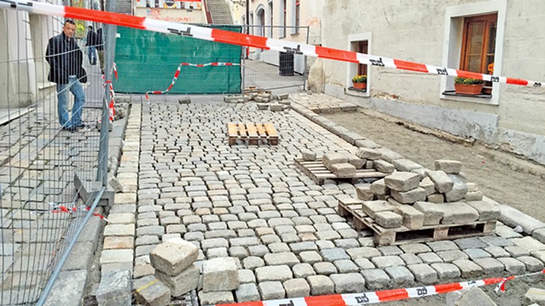Historická dlažba pri klariskách sa po rokoch dočkala rekonštrukcie - klariska_dlazba_oprava