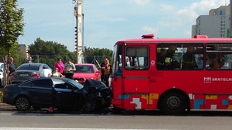 Autobus mhd sa zrazil s autom, zranilo sa päť ľudí - bus_zrazka