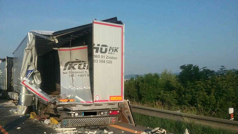 Nehoda kamiónov na D1