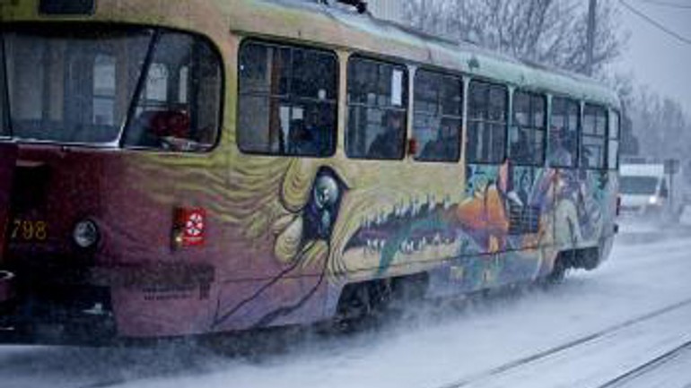 Mesto začalo posypávať cesty, mhd zatiaľ jazdí plynule - elektricka_sneh