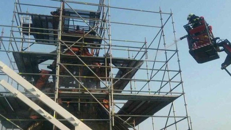 Hasiči zasahujú pri požiari strechy budovy - xT2j.hasici_hasia_poziar_v_centre_bratislavy