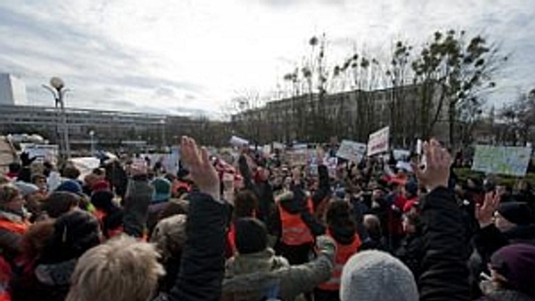 Pred úradom vlády protestovali stovky učiteľov a študentov - Strajk uv