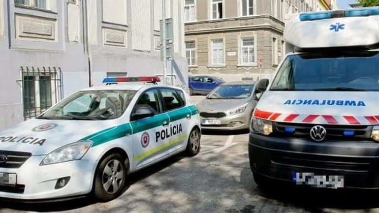 Po bitke vo fitnescentre jedného muža odviezla sanitka a druhého polícia - Sanitka policia