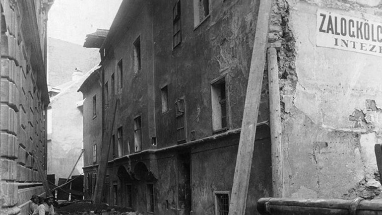 Veľkú časť mestských hradieb zbúrali až v 20. storočí - pamatnik06_1