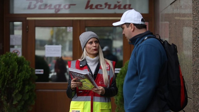 Spevák david koller a poetka mirka ábelová predávali pouličný časopis! - Nota Bene1