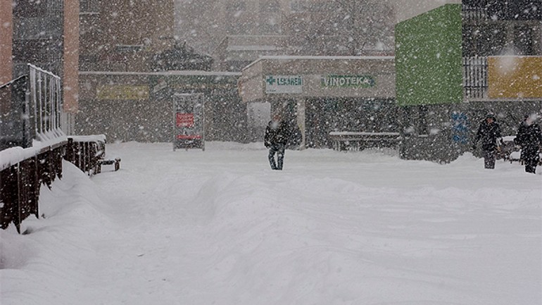 Miestni poslanci kritizovali zimnú údržbu v karlovej vsi - snezenie_karlovka