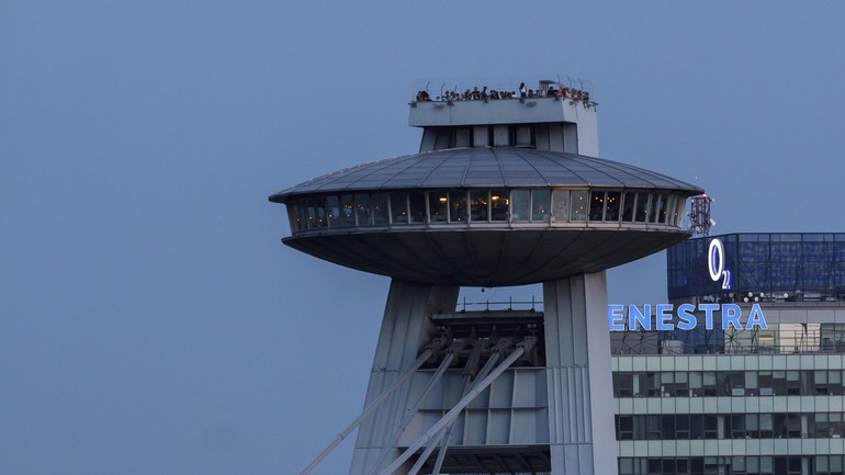Hostia na streche reštaurácie UFO počas zatmenia Mesiaca