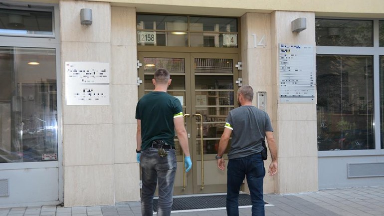 Policajti pred domom pre seniorov