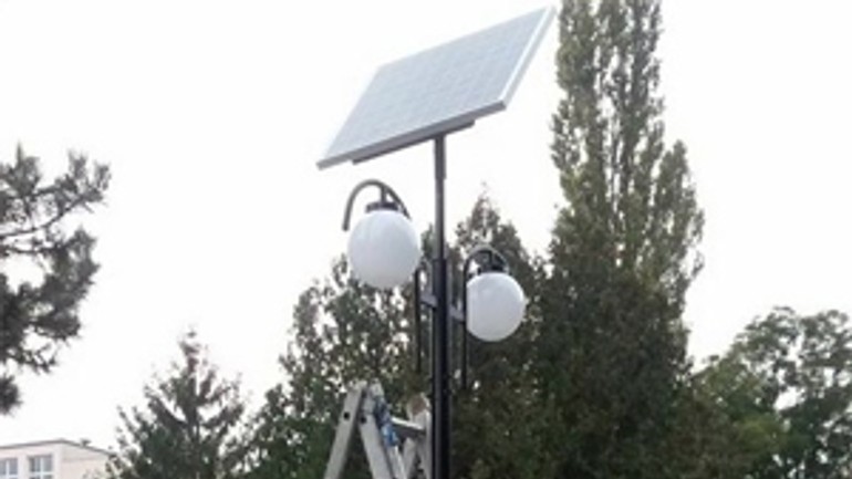 Na cintoríne v rači sú solárne lampy - raca_lampy