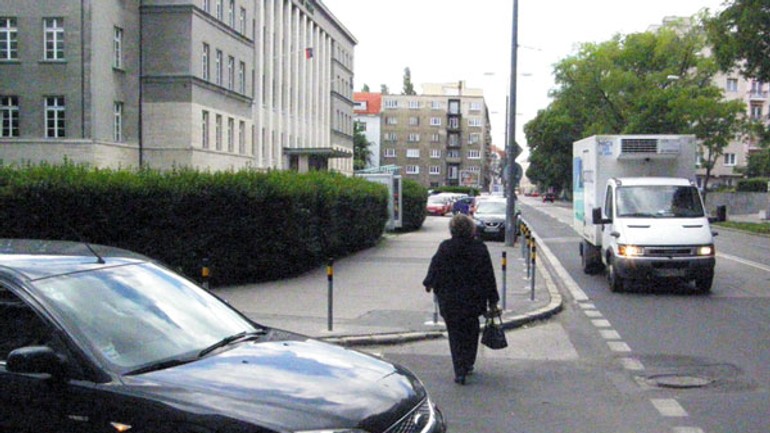 Na rohu justičnej a záhradníckej sú už stĺpiky, vodiči konečne vidia na cestu - Zahradnicka1