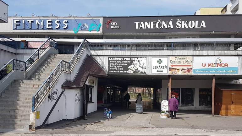 Asfalt pri Dome služieb v Dúbravke