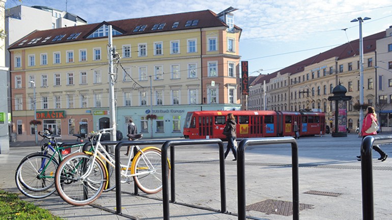 Prečo sú cyklostojany osadené na námestiach a nie pred obchodmi? - stojany1