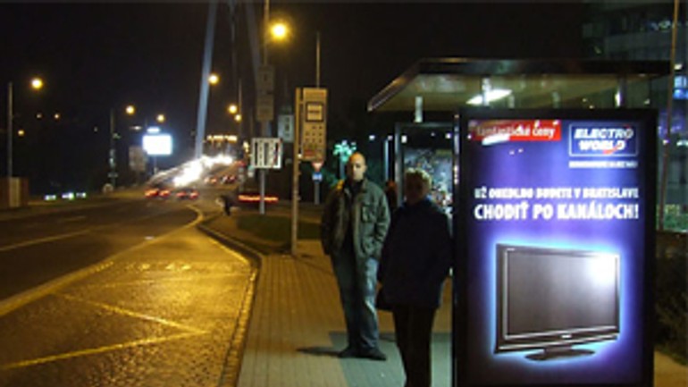 Reklama na prístrešku bráni vo výhľade - zastavka_reklama