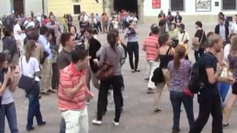 Päťdesiatka vysokoškolákov roztancovala hlavnú stanicu - Flashmob2012