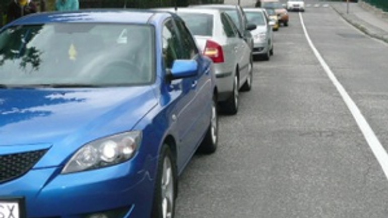 Rusovce trápia turisti, ktorí tu odstavujú autá - auta_parkujuce