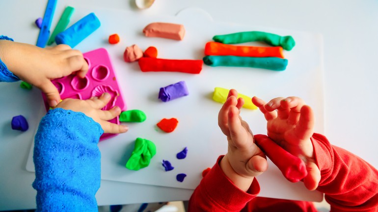 Deti jemná motorika   hra s plastelínou