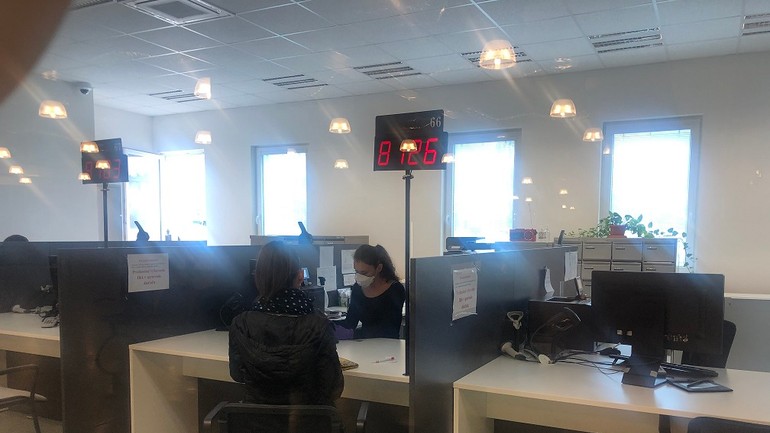 Zamestnankyňa s rúškom Klienstke centrum Tomášikova