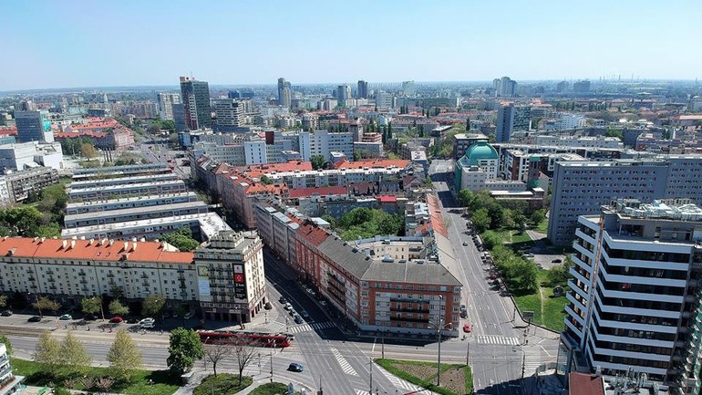 Pohľad na mesto z drona nad Račianskym mýtom