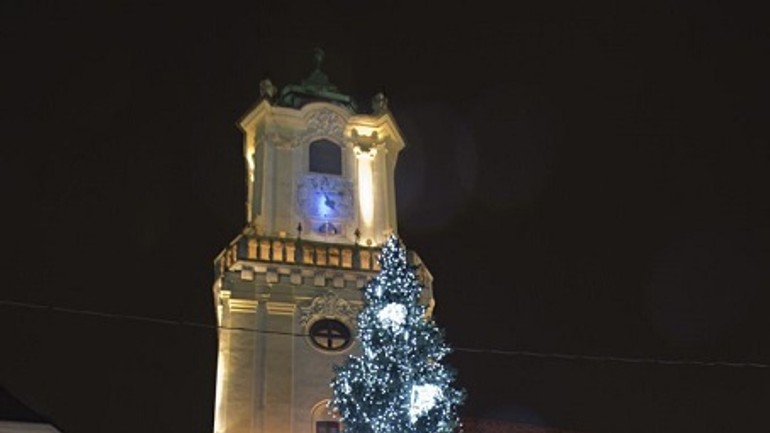 Už od pondelka bude na hlavnom námestí vianočný stromček - Vian2